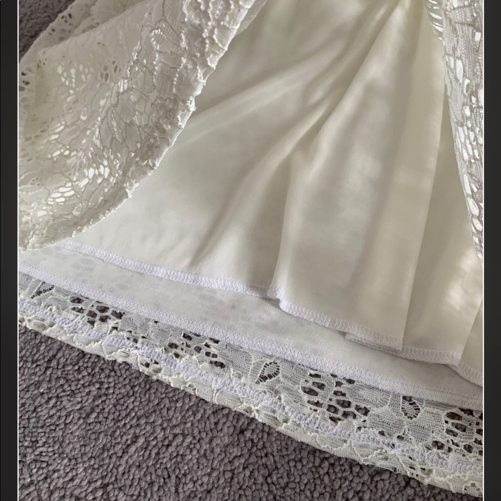 Delia’s Lace Dress - Picture 4 of 5